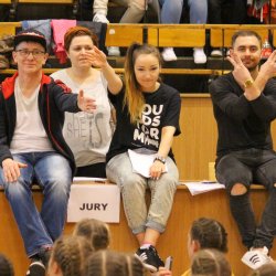 8 jury w akcji